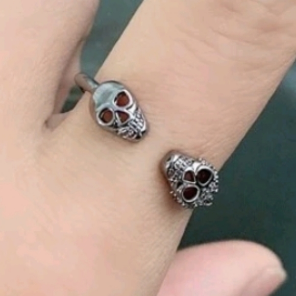 Skull Ring - Picture 2 of 2